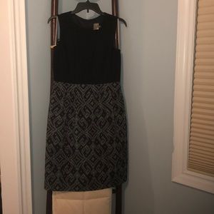 Black sleeveless dress, black/grey pattern bottom